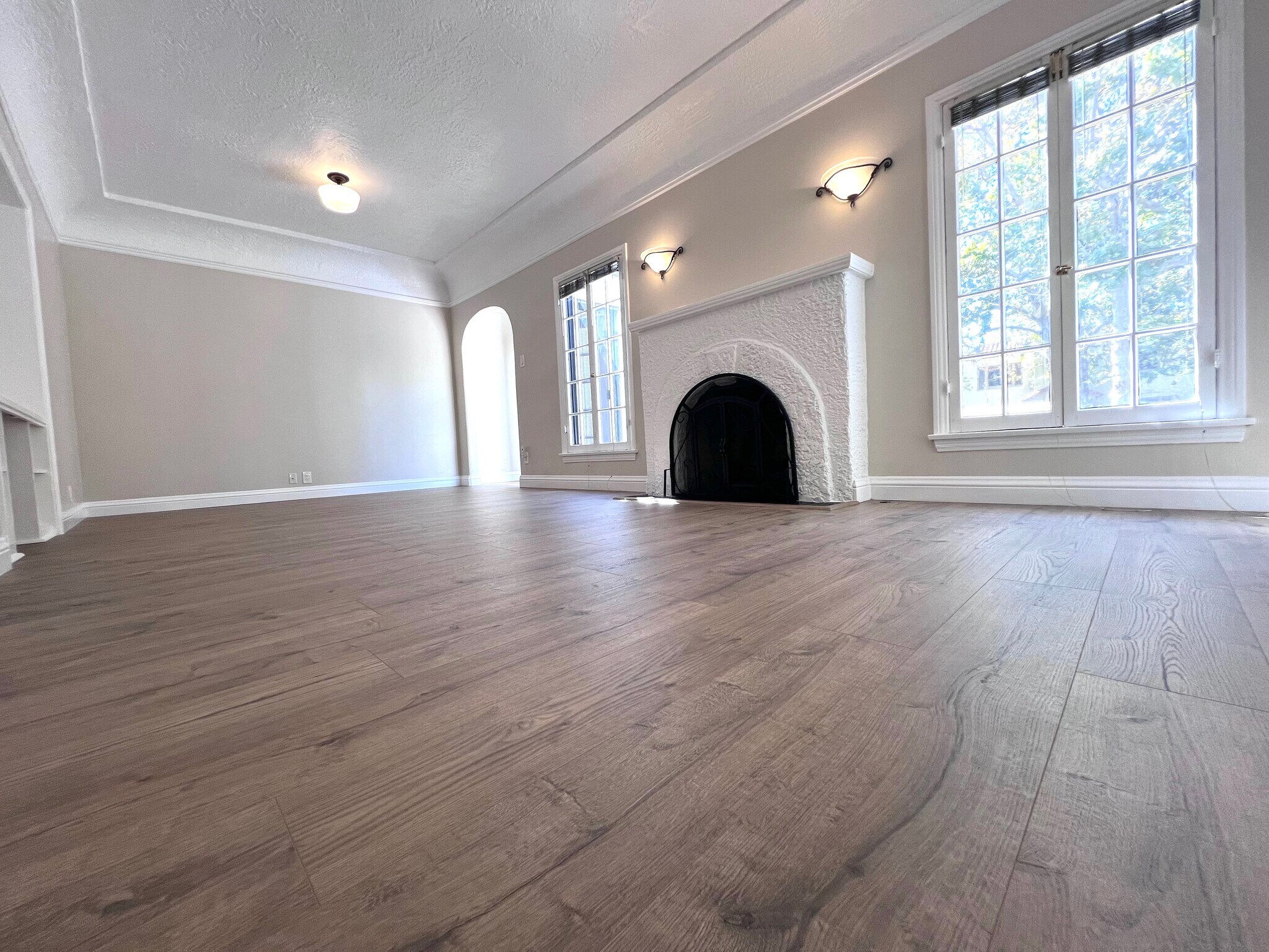 Building Photo - 810 N Harper Ave