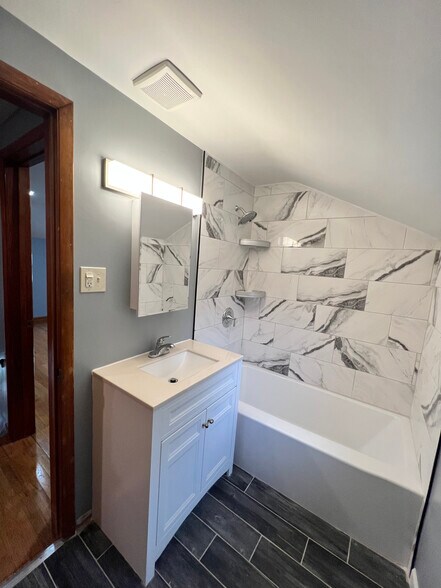 Upstairs full bath - 3642 Linden Ave