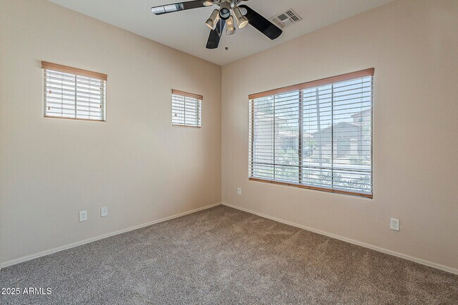Building Photo - 519 E Rainbow Dr