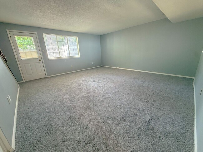 Building Photo - Move-In Ready North Raleigh Townhome Near I-440 & I-540