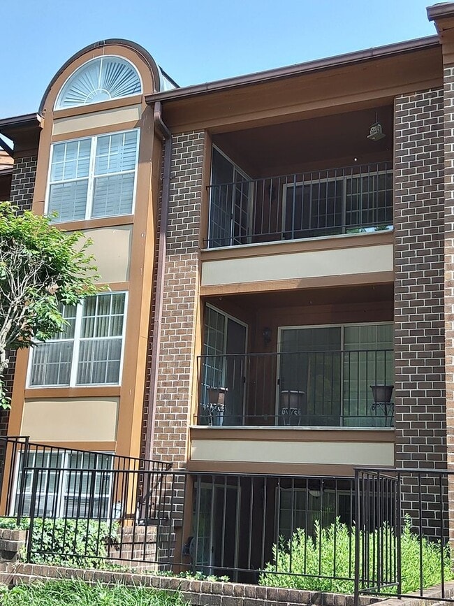Building Photo - Two Bedroom/ Two Bath Condo at Falls Garde...