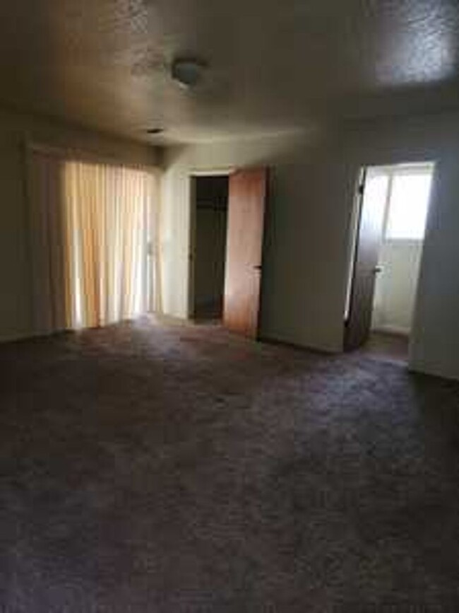 Building Photo - 2 bedroom, 2 baths, 1 car garge House