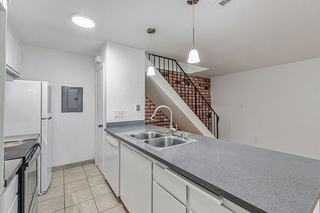 Building Photo - 2 Story Condo in Charry Plaza HOA