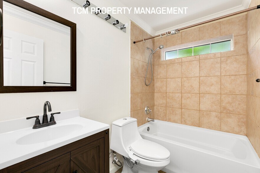 Building Photo - 18501 SE Newport Way