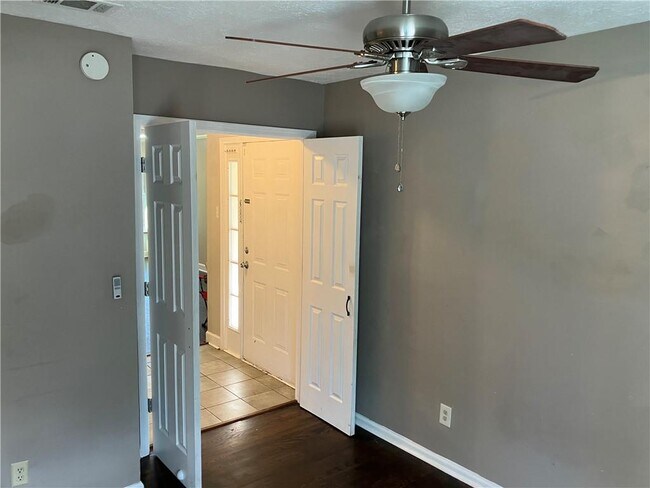 Building Photo - 1215 Oak Forest Ct SW