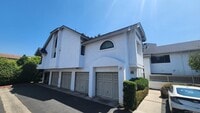 Building Photo - 532 1/2 Via De La Valle