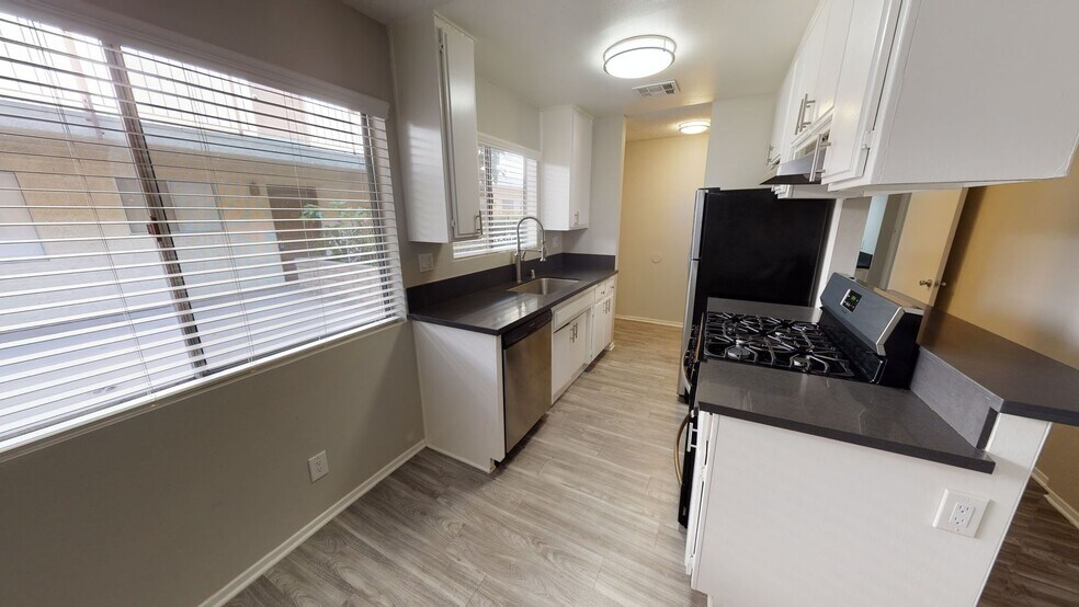 Interior Photo - 12617 OXNARD ||