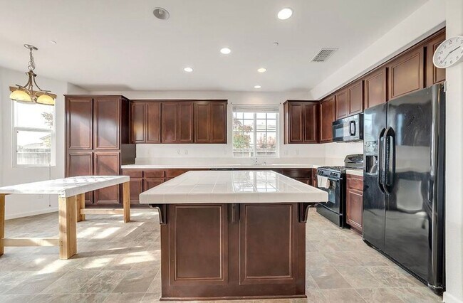 Building Photo - Elegant 5-Bedroom, 3.5-Bathroom Home – Mov...