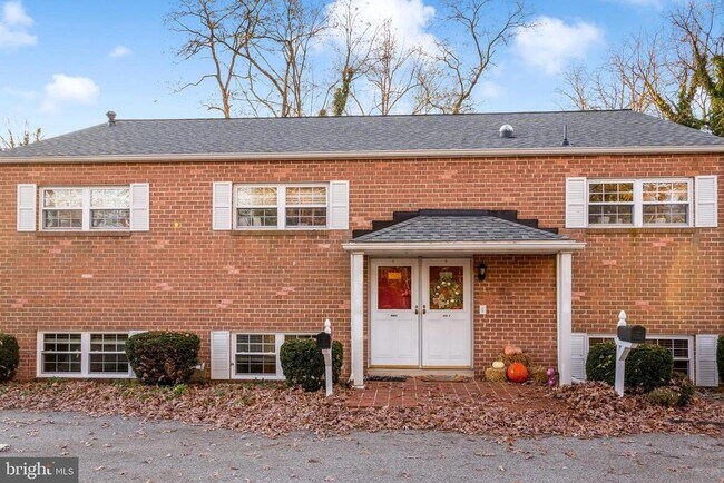 Building Photo - 428 Montemar Ave