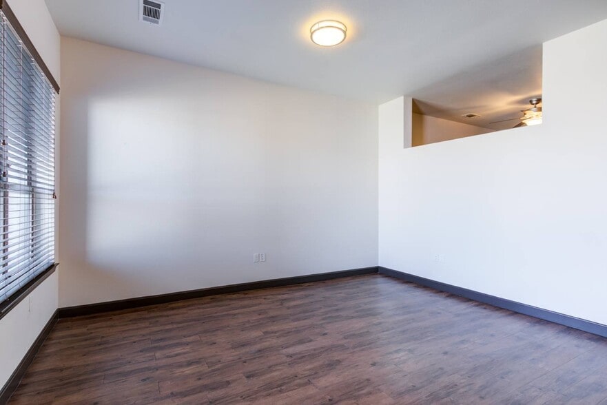 Building Photo - 17 Broad