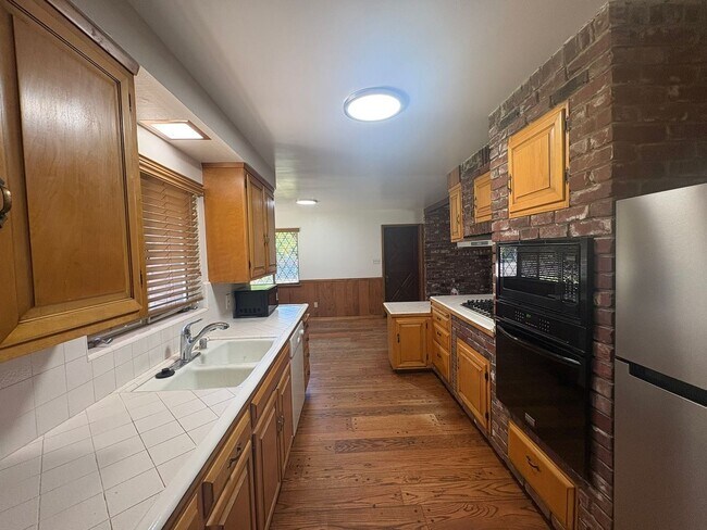 Building Photo - IMMEDIATE MOVE IN! Charming Vintage Sacramento 3 Bed / 1.5 Bath Home with Large Private Yard