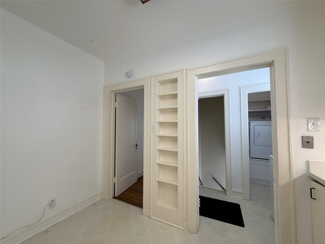 Building Photo - 2311 Wroxton Rd