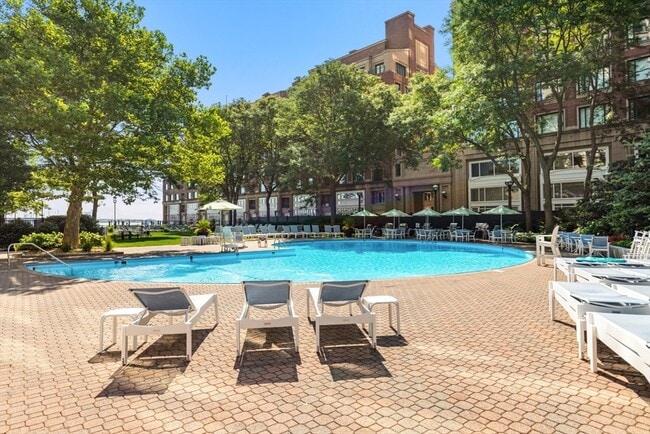 Building Photo - 65 E India Row