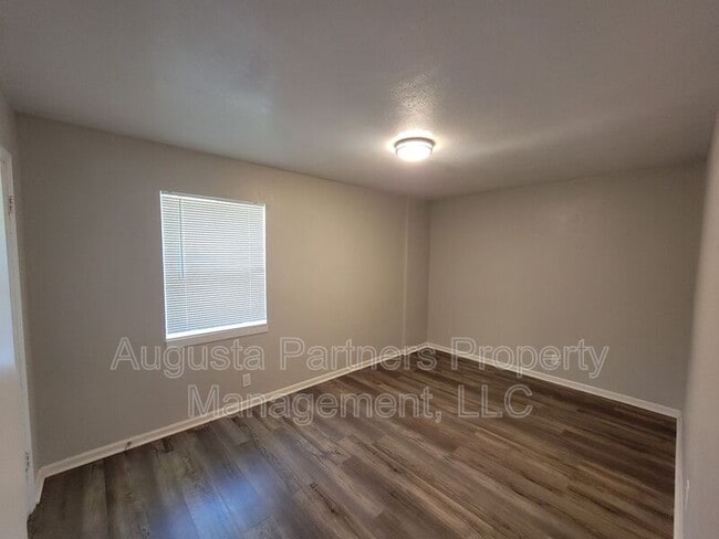 Building Photo - 112 3rd St
