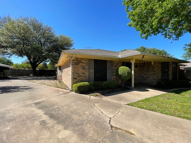 Building Photo - COMING SOON 3 BEDROOM 2.5 BATH SPACIOUS HO...