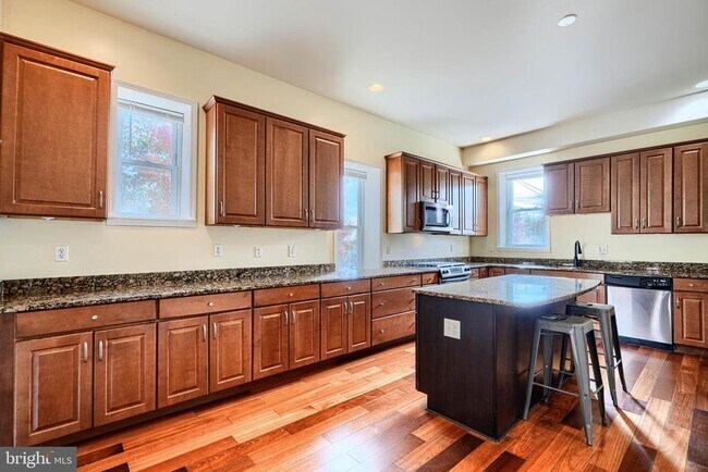 Building Photo - 2200 Brookfield Ave