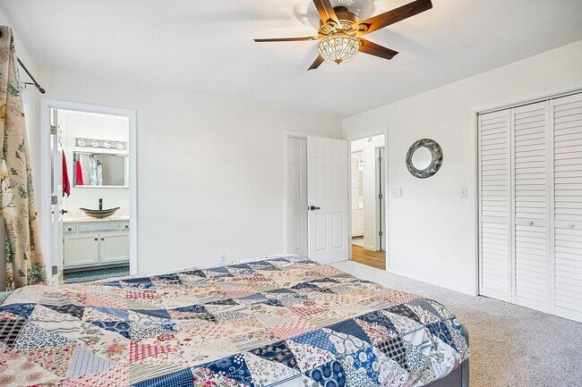 Building Photo - Spacious rental in desirable neighborhood ...