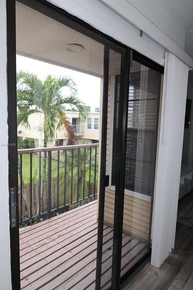 Building Photo - 1569 Shaker Cir