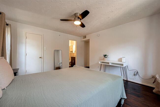 Building Photo - 8051 Bay Branch Dr