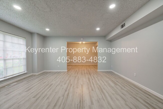 Building Photo - REMODELED 2 Bed 2 Bath 1 Mile West from Campus!