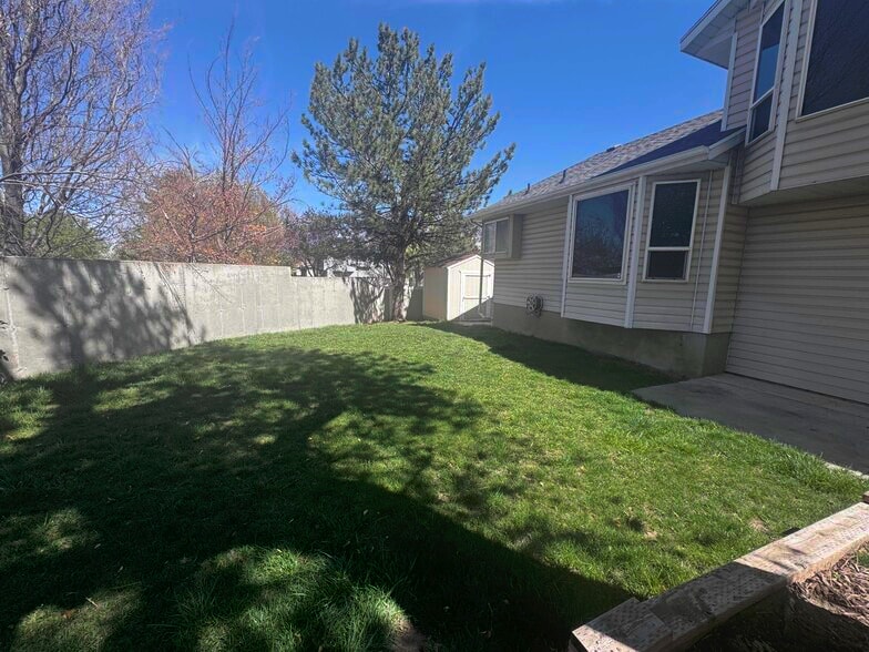 Building Photo - 8004 S Old Barn Dr