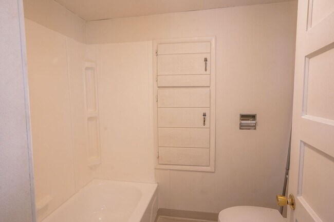 Building Photo - 1227 Green Bay St