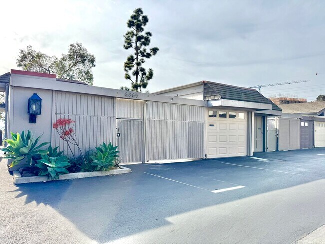 Building Photo - Mid-Century Townhome in Fashion/Mission Valley WEST! 3bd/2ba, garage, laundry, VIEW!