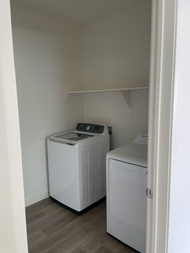 Building Photo - 3 Bedroom Condo in Desert Color with Flexible 6-12 Month Lease