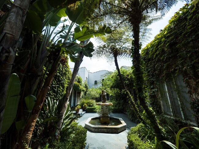 Building Photo - 1002-1012 N Sweetzer Ave