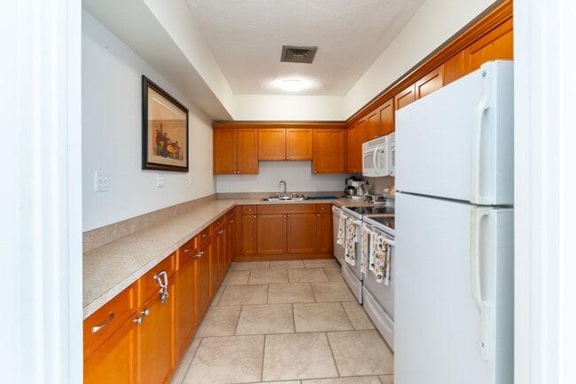 Building Photo - Conveniently located Unfurnished 2-bed, 2-...