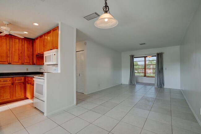 Building Photo - 2111 NE 1st Ct