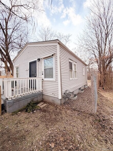 Building Photo - 19457 Evergreen Rd