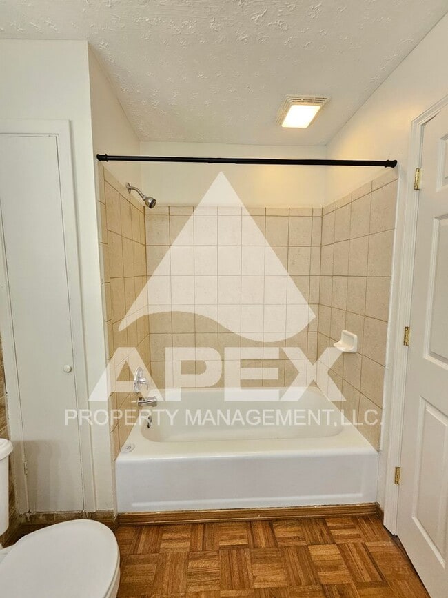 Building Photo - Spacious 4Bd – 2Ba Tri-Level Brick Home in North Knoxville!