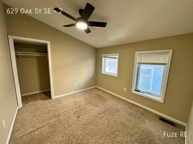 Building Photo - 629 SE Oak St