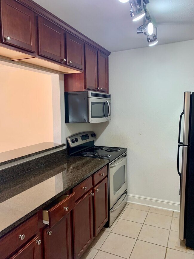 Building Photo - Move in ready for fall semester... free rent!