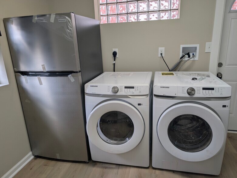 New Samsung washer and dryer - 4211 Sheldon Ave