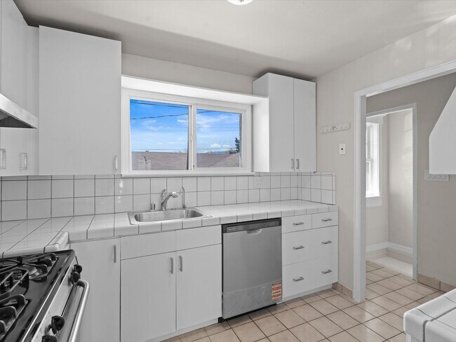 Building Photo - 2 bed, 1 bath with built in office near UNR