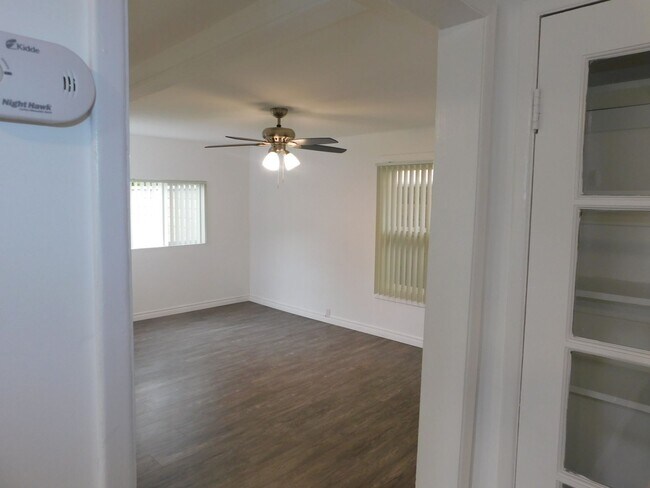 Building Photo - ALB190-192