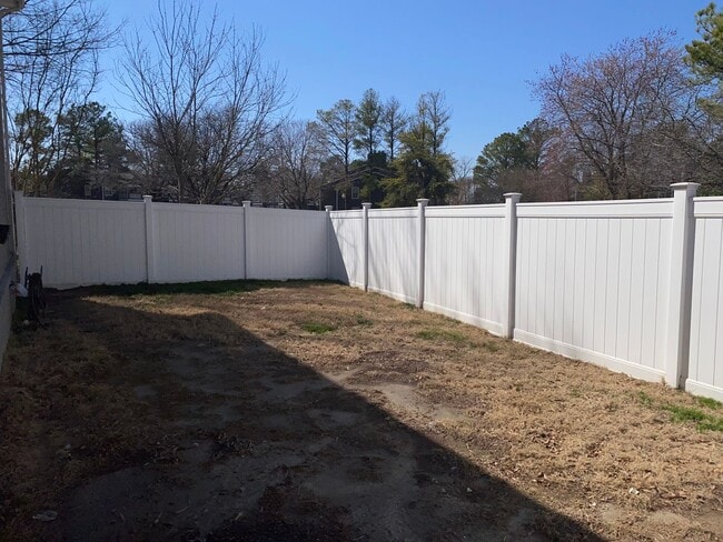 Building Photo - Rare home on the island! Large fenced in back yard! Pets are allowed. Owner will manage.