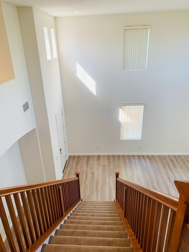 Building Photo - Large 4 bedroom home for lease in the hear...