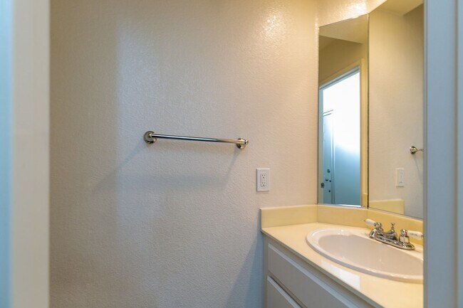 Building Photo - 2 Bedroom Townhome in Scripps Ranch