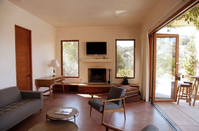 Building Photo - Hilltop oasis