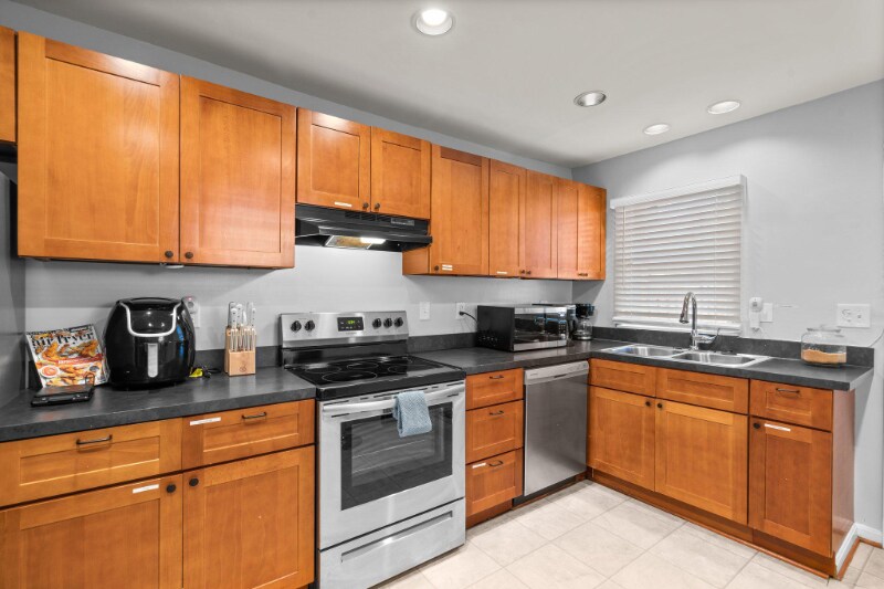 Building Photo - 628 S Paca St