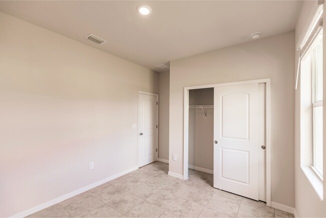 Building Photo - 3603 NE 12th Ct