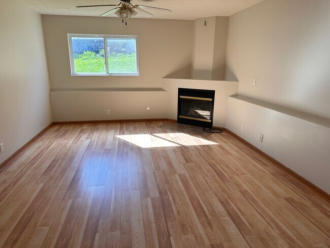 Building Photo - Three bedroom 3 bathroom in popular Bellevue