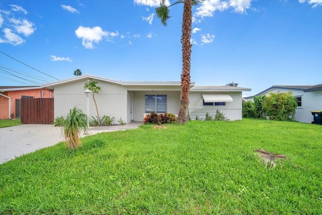 Building Photo - Beautiful house on the water with a pool