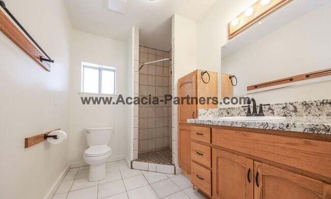 Building Photo - Historic Four Bedroom HOme