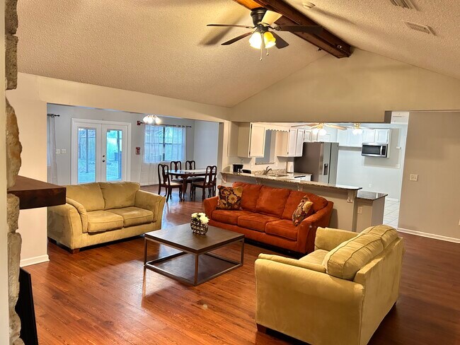 Building Photo - 4294 Tanglewilde Dr S