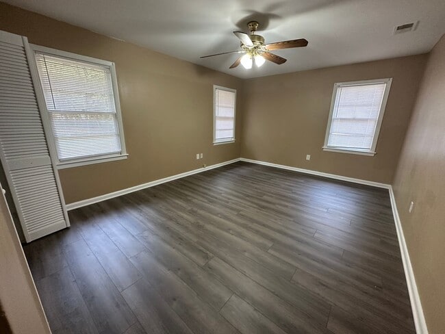 Building Photo - Updated 2 Bedroom House