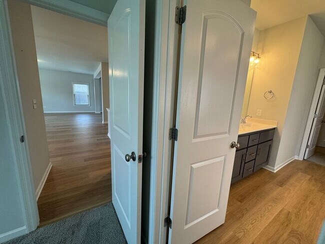 Building Photo - Spacious home with a fence, in PRIME location with a move in special